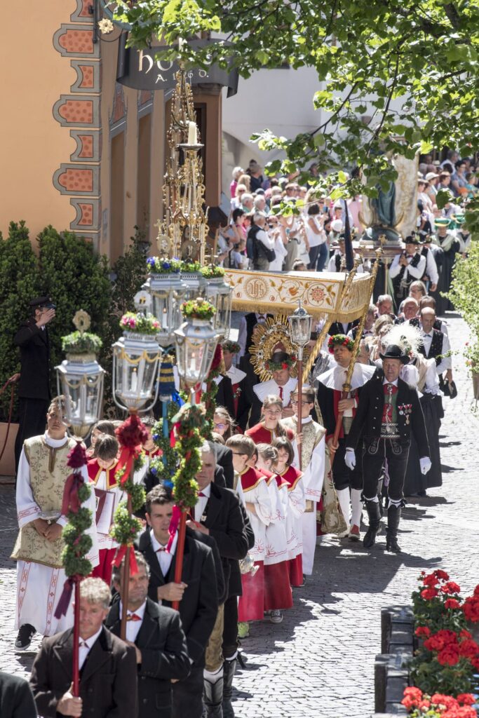 Fronleichnamprozession in Kastelruth bei Südtirol