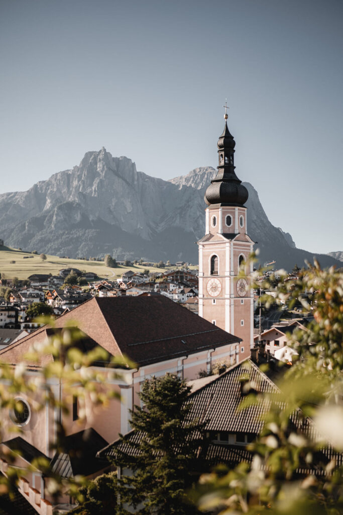 Kirchturm von Kastelruth in Südtirol